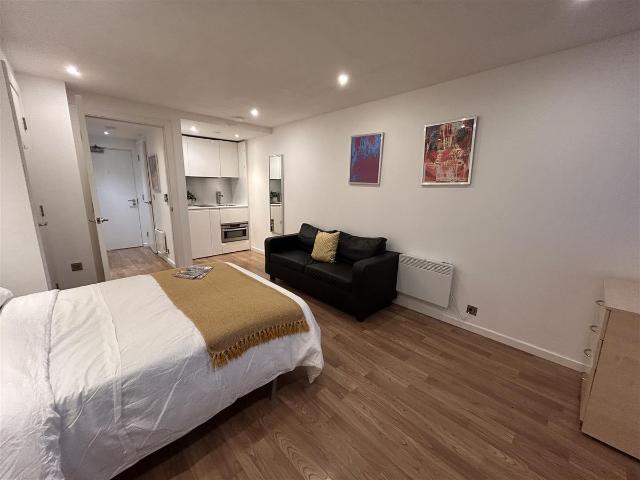 Studio for rent in Holbeck, West Yorkshire