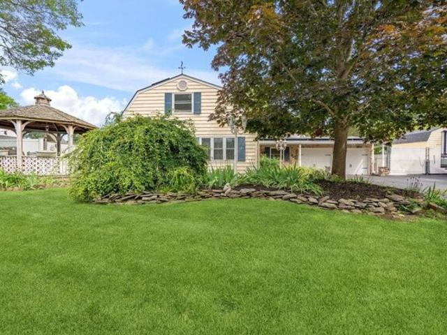 House for sale in Farmingville