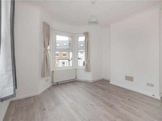 Apartment for rent in Summerstown, Greater London