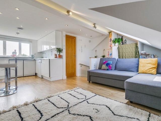 Apartment for rent in London Borough of Merton, Collier's Wood