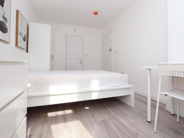Room for rent in Clayhall, Greater London