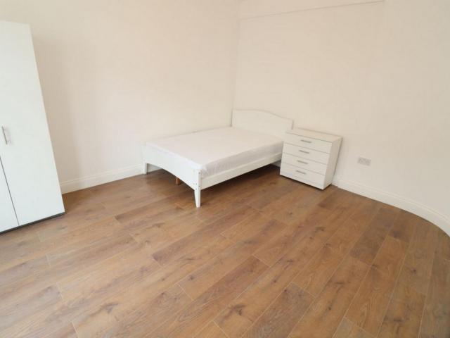 Room for rent in London Borough of Merton, Collier's Wood