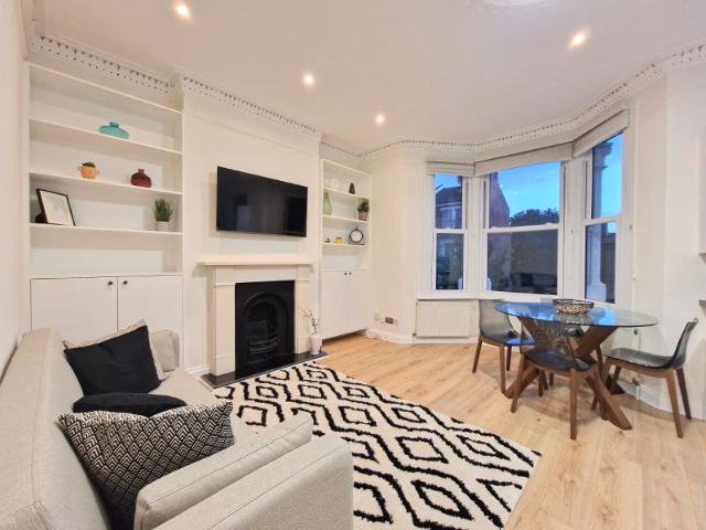 Apartment for rent in Queen's Park, Greater London