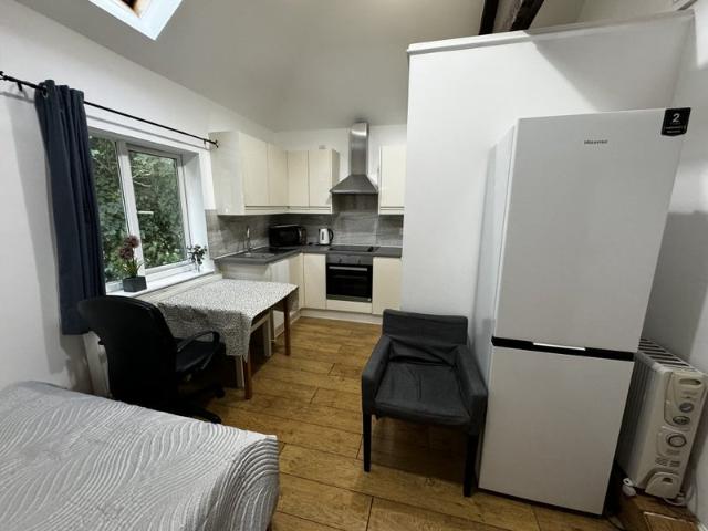 Studio for rent in London Borough of Hounslow, Osterley