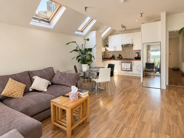Apartment for rent in London Borough of Merton, Merton Park