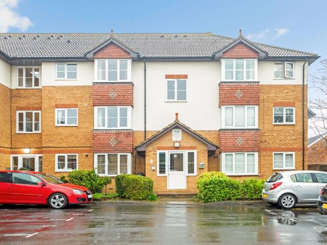 Apartment for rent in Row Town, Surrey