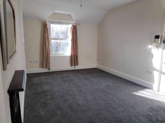 Studio for rent in Redhill, Reigate and Banstead