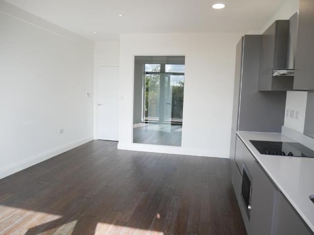 Apartment for rent in Cowley, Greater London