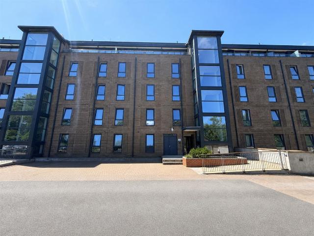 Apartment for rent in Cowley, Greater London