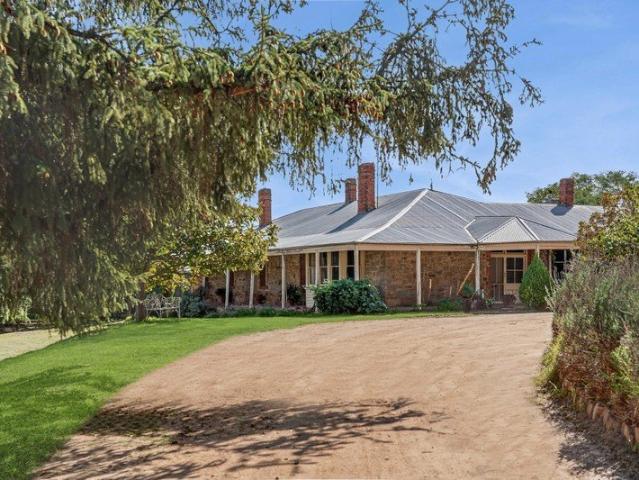 Cottage for sale in Sidonia, Victoria