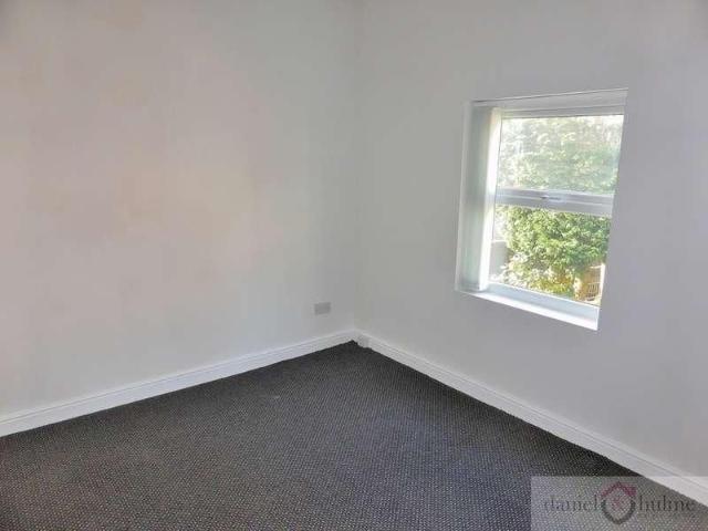 Townhouse for rent in Kingsley Moor, Staffordshire