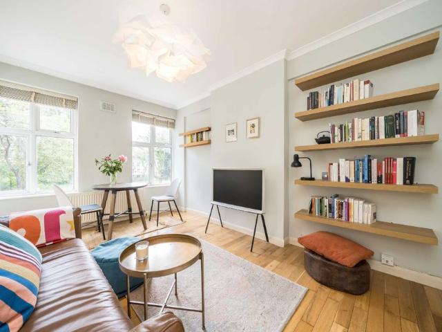 Apartment for rent in Blenheim Gardens Estate, Greater London