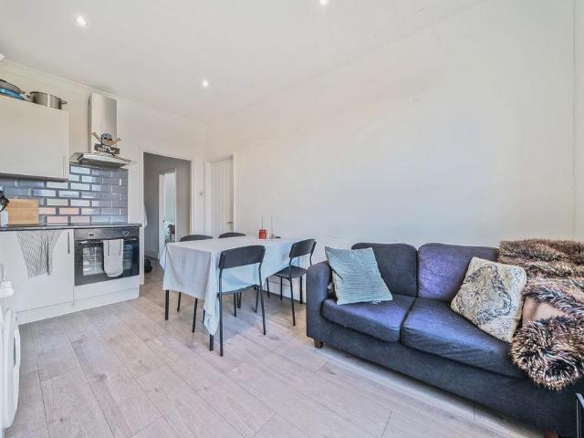 Apartment for rent in Oval, Greater London