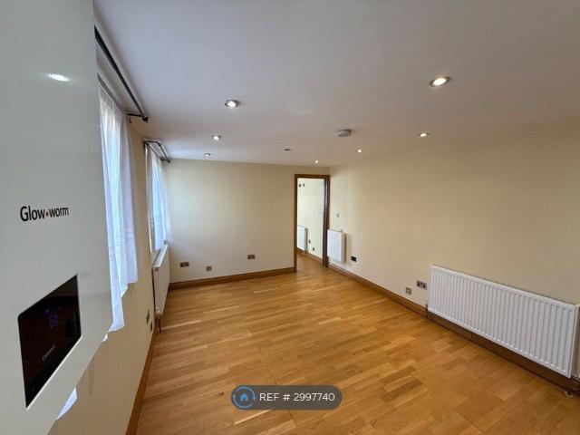 Apartment for rent in Strawberry Hill, Greater London
