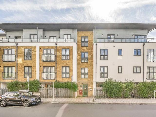 Apartment for rent in Summerstown, Greater London