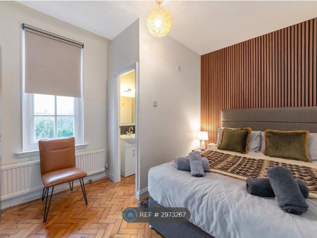 Room for rent in Summerstown, Greater London