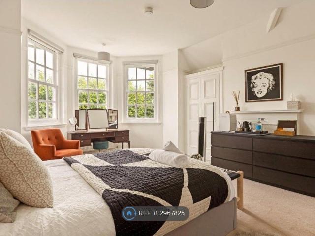 Room for rent in Summerstown, Greater London