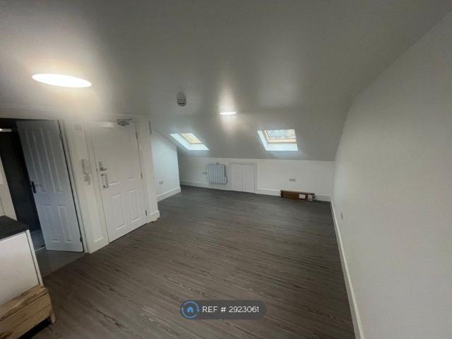 Studio for rent in Furzedown, Greater London
