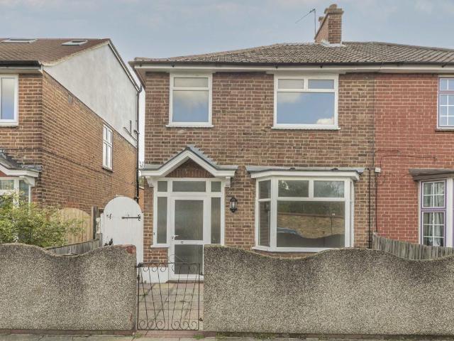 Apartment for rent in Summerstown, Greater London