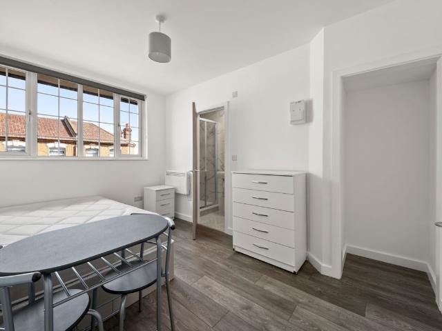 Room for rent in London Borough of Ealing, Hanwell