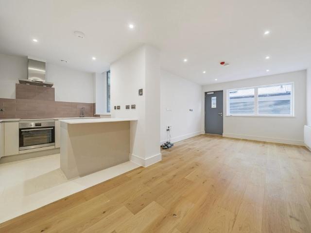 Apartment for rent in London Borough of Merton, Merton Park