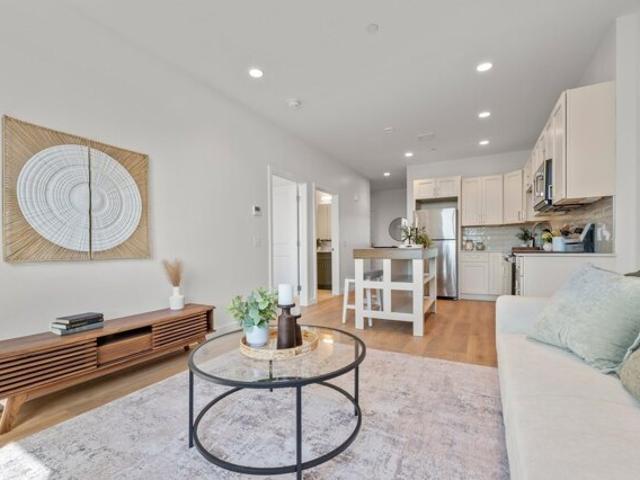 Condo for sale in Bellingham Square, Chelsea