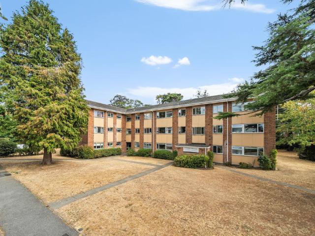 Apartment for rent in Blackhills, Surrey