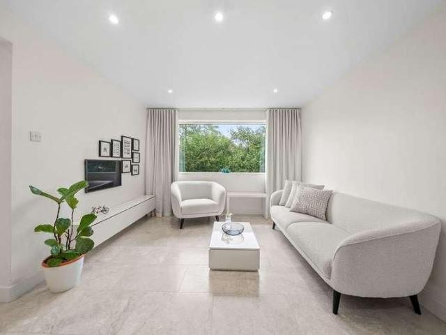 Apartment for rent in Blackhills, Surrey