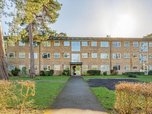 Apartment for rent in Blackhills, Surrey