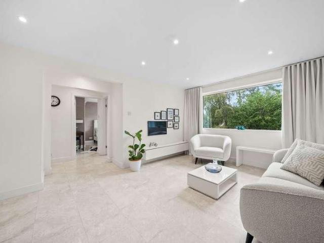 Apartment for rent in Weybridge, Elmbridge
