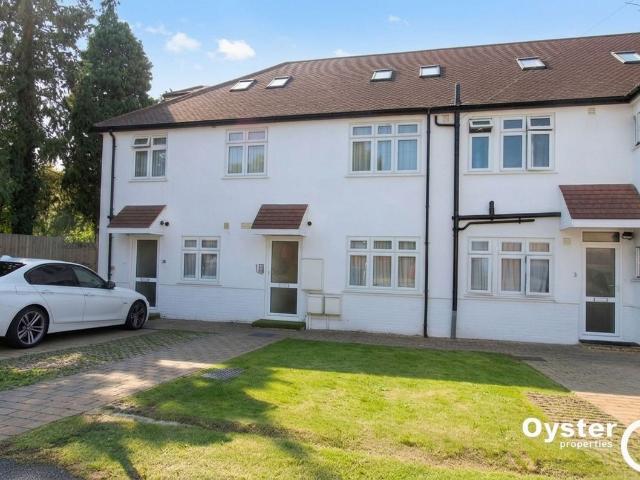 Apartment for rent in Little Stanmore, Greater London