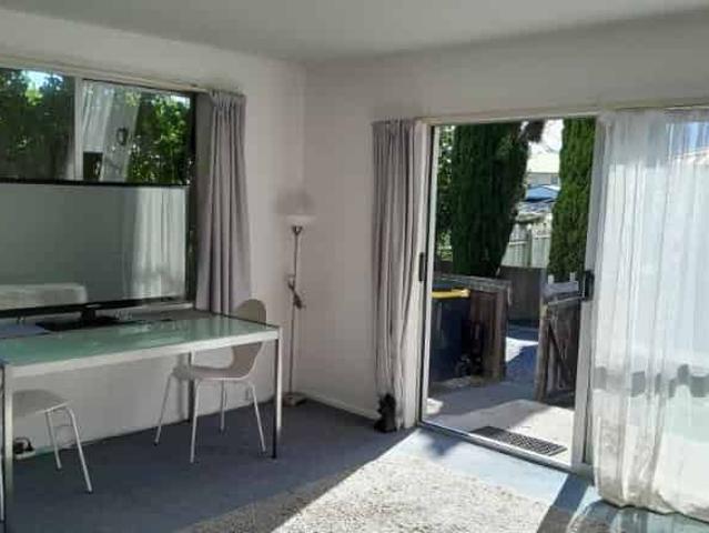 Townhouse for rent in Chaslands, Canterbury