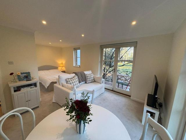 Apartment for rent in West Kensington, Greater London
