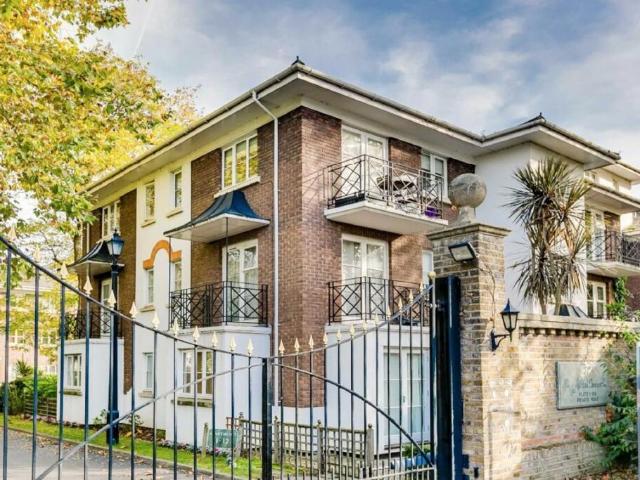 Apartment for rent in West Kensington, Greater London