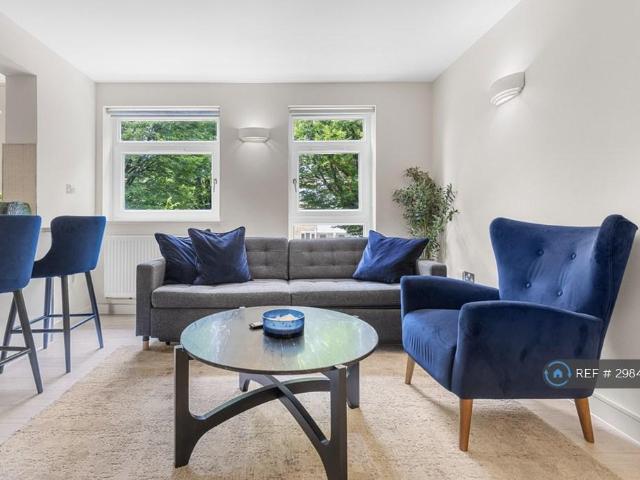 Apartment for rent in Queen's Park, Greater London