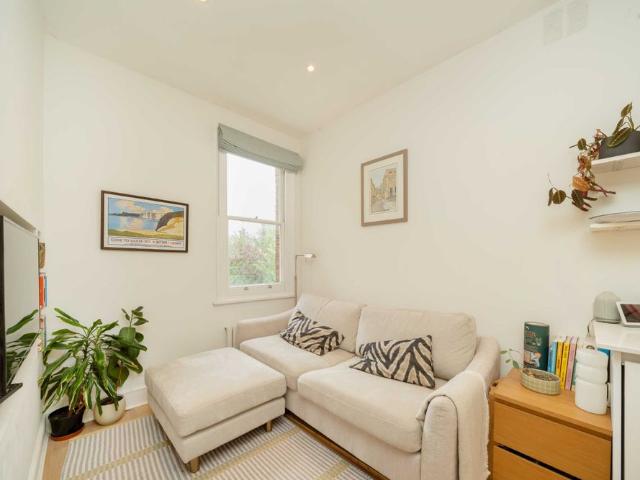 Apartment for rent in Brondesbury, Greater London
