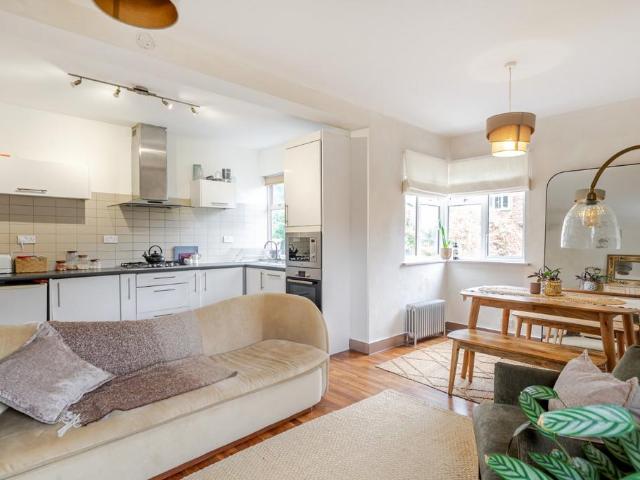 House for rent in Brondesbury, Greater London