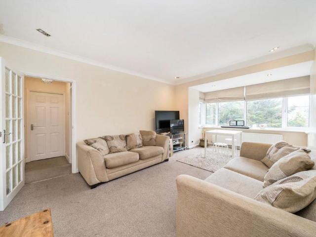 Apartment for rent in Brondesbury Park, Greater London