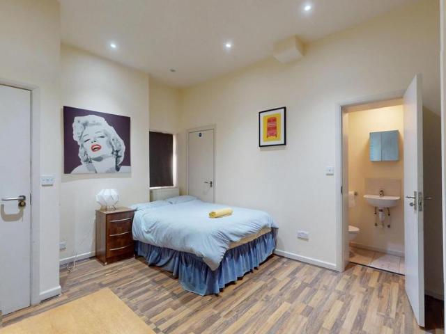 House for rent in Brondesbury, Greater London