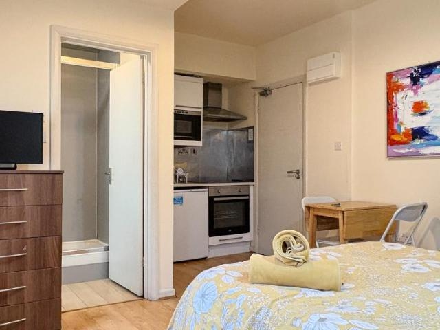 House for rent in Brondesbury, Greater London