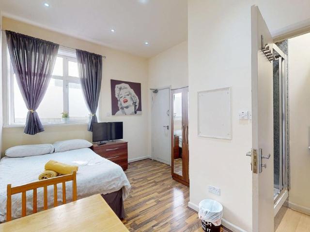 Studio for rent in Brondesbury, Greater London