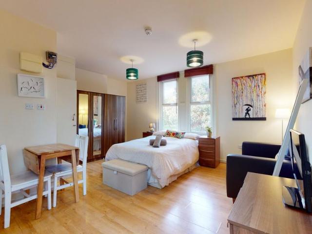 Apartment for rent in Brondesbury, Greater London