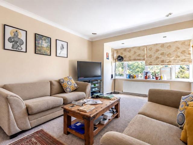 Apartment for rent in Brondesbury Park, Greater London