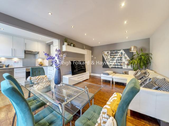 Apartment for rent in Queen's Park, Greater London