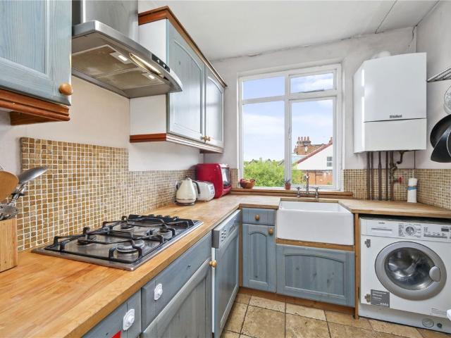 Apartment for rent in Queen's Park, Greater London