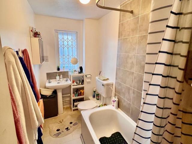 House for rent in Queen's Park, Greater London