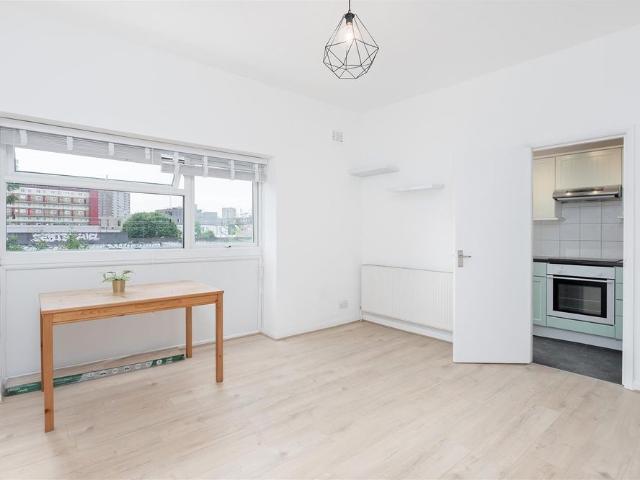 Apartment for rent in Queen's Park, Greater London