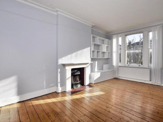 Apartment for rent in Queen's Park, Greater London