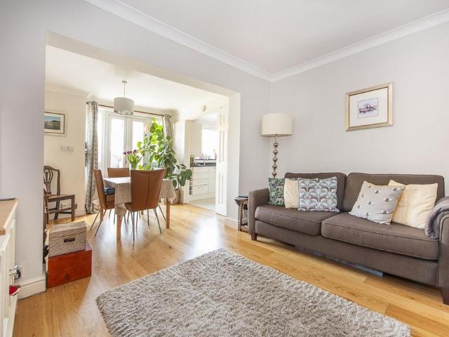 Apartment for rent in London Borough of Merton, Raynes Park