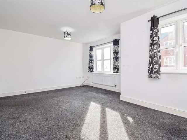Townhouse for rent in Thorpe, West Yorkshire